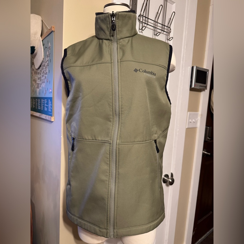 Medium Titanium Columbia Olive Green Vest with Pockets